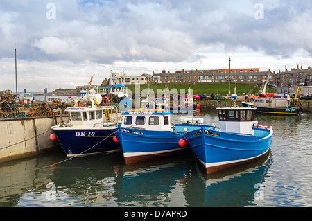 Barche da pesca legato fino al porto di Seahouses, Northumberland, England, Regno Unito Foto Stock