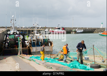 Pescatori che lavorano nel porto francese Foto Stock
