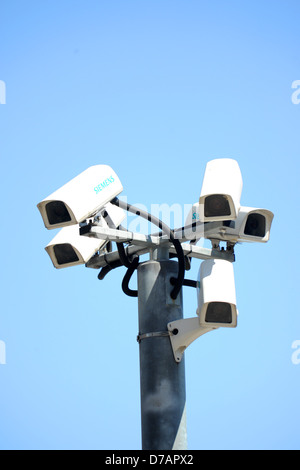 Diverse telecamere TVCC affastellati assieme con un cielo blu sullo sfondo. Foto Stock