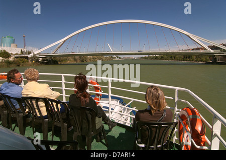 Ponte Barqueta, ponte Alamillo e il fiume Guadalquivir cruise, Siviglia, regione dell'Andalusia, Spagna, Europa Foto Stock