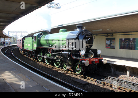 Conserve di locomotiva a vapore Mayflower 61306 passando attraverso Carnforth station all'inizio di un carico di prova sul 02-05-2013 Foto Stock