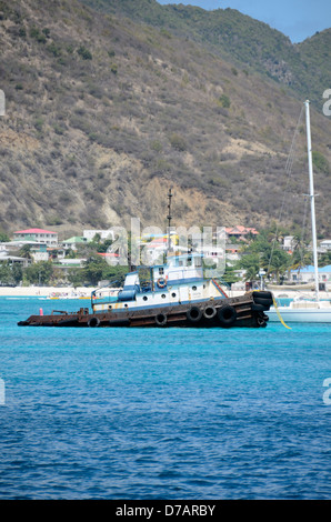 Nave affondata in una grande baia, Philipsburg, San Maarten, Antille olandesi Foto Stock