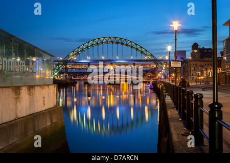 Egli Tyne Bridge è un arco attraverso il ponte sul fiume Tyne nel nord-est dell' Inghilterra, collegando Newcastle upon Tyne e Gateshead. Foto Stock