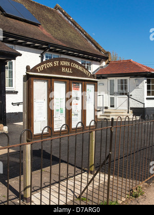 Tipton San Giovanni comunità del villaggio Hall e bacheca nel Devon, Inghilterra Foto Stock