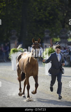 Badminton House, Badminton station wagon, Gloucestershire, UK. Il 2 maggio 2013. Badminton Horse Trials 2013. Primo cavallo ispezione presso la parte anteriore del Badminton House. Con credito: Maurice Piper/Alamy Live News Foto Stock