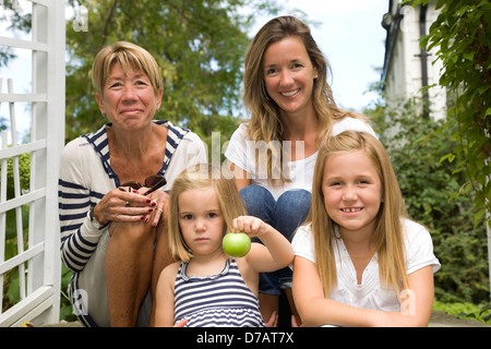 Ritratto di tre generazioni tra cui nonna madre e le sue due figlie; Ontario Canada Foto Stock