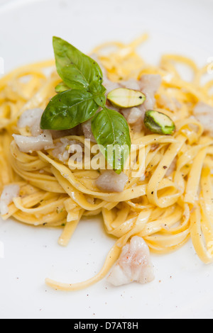 Tagliatelle con gamberetti, pepe, olio d'oliva, basilico Foto Stock