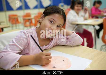 Multi-Ethnic i bambini in una scuola di ESL; Guelph Ontario Canada Foto Stock