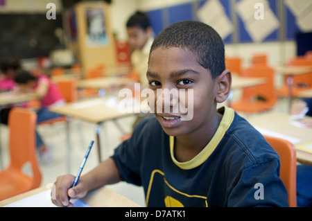 Multi-Ethnic i bambini in una scuola di ESL; Guelph Ontario Canada Foto Stock