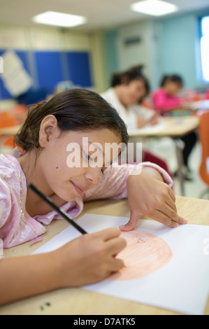 Multi-Ethnic i bambini in una scuola di ESL; Guelph Ontario Canada Foto Stock