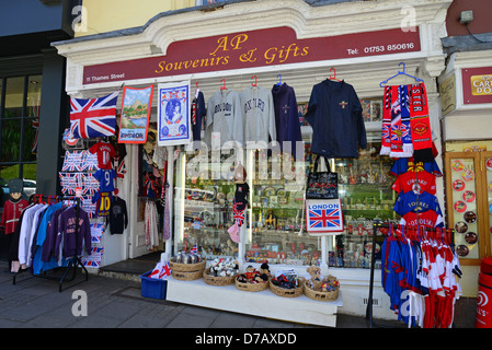 AP negozio di articoli da regalo e souvenir, Thames Street, Windsor, Berkshire, Inghilterra, Regno Unito Foto Stock