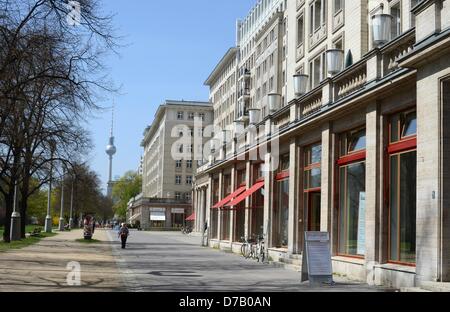 Edifici su strada Karl-Marx-Allee sono illustrati il 24 aprile 2013 a Berlino, Germania. Gli appartamenti e gli edifici monumentali stiramento da Strausberger Platz a Frankfurter Tor e oltre sono stati progettati come "palazzi dei lavoratori dalla RDT". Foto: Jens Kalaene Foto Stock