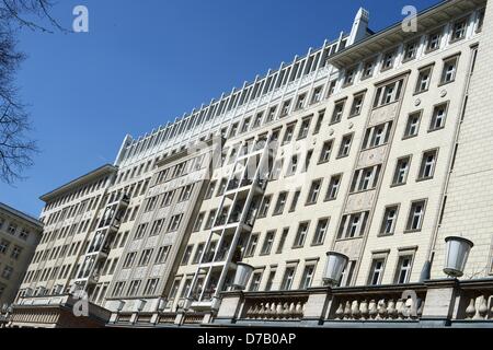 Edifici su strada Karl-Marx-Allee sono illustrati il 24 aprile 2013 a Berlino, Germania. Gli appartamenti e gli edifici monumentali stiramento da Strausberger Platz a Frankfurter Tor e oltre sono stati progettati come "palazzi dei lavoratori dalla RDT". Foto: Jens Kalaene Foto Stock