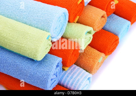Asciugamani colorati su sfondo bianco. Foto Stock