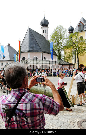 Sollevamento tradizionale del Maypole ( Maibaum-Aufstellen ) Foto Stock