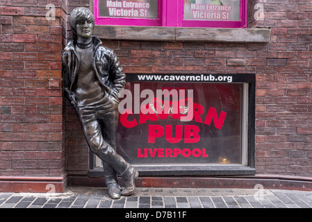 La statua di John Lennon in Mathew Street Liverpool. Foto Stock