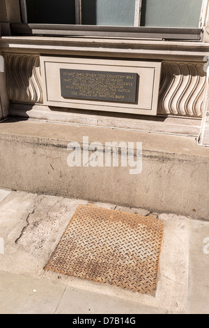 La lapide sulla parete della ex Martins Bank building in acqua di Liverpool Street dove la Gran Bretagna è il tempo di guerra oro è stato memorizzato. Foto Stock