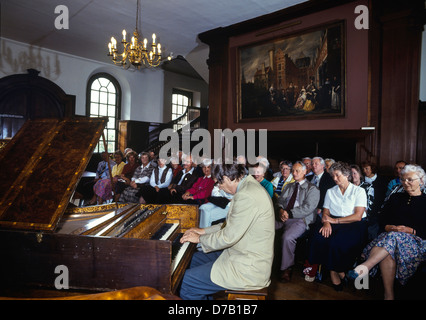 Una festa in casa musicale di Richard Burnett al Museo musicale Finchcocks. Kent. Inghilterra. REGNO UNITO. Circa anni '90 Foto Stock