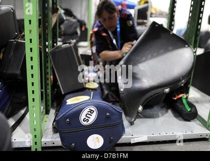 Scout si prendono cura di strumenti musicali che sono stati presentati durante la Chiesa protestante di Germania congresso a Amburgo, Germania, 03 maggio 2013. Più di 100.000 partecipanti sono attesi al festival. Foto: ANGELIKA WARMUTH Foto Stock