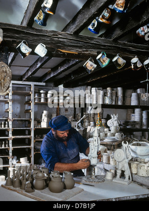 Ernie Childs lavora nella Great Yarmouth Potteries e casa di fumo Foto Stock