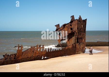 Naufragio sulla spiaggia, Beira Mozambico Foto Stock