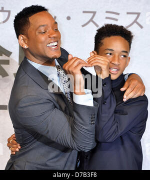 Tokyo, Giappone, il 2 maggio 2013. Attori Will Smith e Jaden Smith partecipare alla conferenza stampa per 'dopo la terra" al Ritz Carlton di Tokyo, Giappone, il 2 maggio 2013. Il film si aprirà il 21 giugno in Giappone. Credito: DPA/Alamy Live News Foto Stock