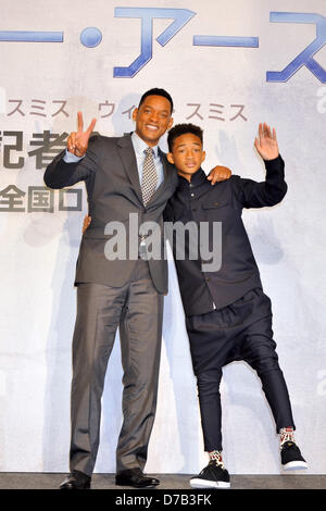 Tokyo, Giappone, il 2 maggio 2013. Attori Will Smith e Jaden Smith partecipare alla conferenza stampa per 'dopo la terra" al Ritz Carlton di Tokyo, Giappone, il 2 maggio 2013. Il film si aprirà il 21 giugno in Giappone. Credito: DPA/Alamy Live News Foto Stock