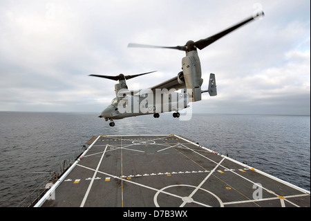 Un US Marine Corp MV-22 Osprey aeromobile a rotore inclinabile si toglie dal ponte di volo del trasporto anfibio Dock nave USS Anchorage Aprile 24, 2013 nell'Oceano Pacifico. Foto Stock