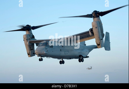 Un US Marine Corp MV-22 Osprey aeromobile a rotore inclinabile si toglie dal ponte di volo del trasporto anfibio Dock nave USS Anchorage Aprile 24, 2013 nell'Oceano Pacifico. Foto Stock