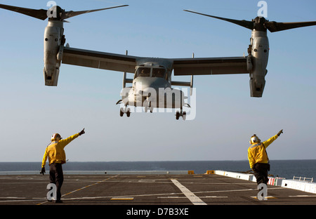 US Navy Aviation nostromi si accoppia dirige il lancio di un MV-22 Osprey aeromobile a rotore inclinabile sul ponte di volo del trasporto anfibio Dock nave USS Anchorage Aprile 24, 2013 nell'Oceano Pacifico. Foto Stock