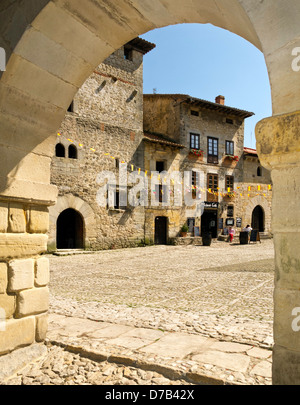 Plaza de Las Arenas, Santillana del Mar visto attraverso gli archi della Torre de Don Borja Foto Stock