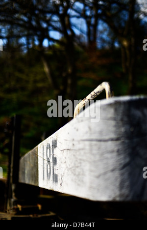 Il pilastro di legno utilizzati per aprire le porte su un blocco del canale Foto Stock