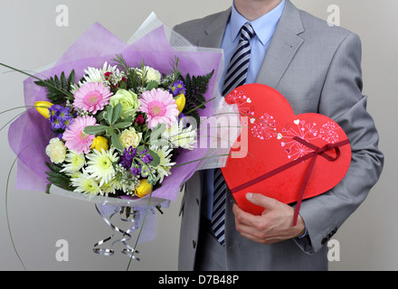 Mazzo di fiori e una scatola di cioccolatini Foto Stock