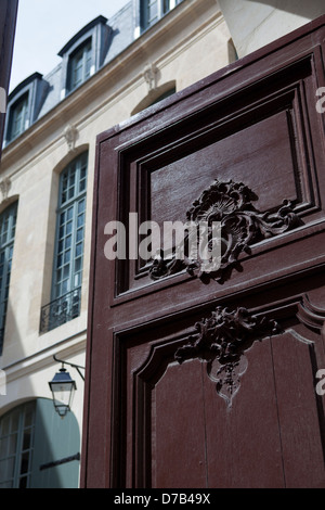 Bellissimo palazzo vecchio porta in place Vendome Paris. Francia Foto Stock