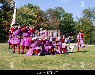 Soldati tiro con muso a caricamento di fucili a canna rigata durante un live role-playing, Musée d'Art Moderne Grand-Duc Jean, città di Lussemburgo Foto Stock