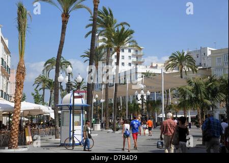 (Dpa-file) - Un file immagine datata 21 settembre 2012 mostra una zona pedonale di Cadiz, Spagna. Foto: Waltraud Grubitzsch Foto Stock