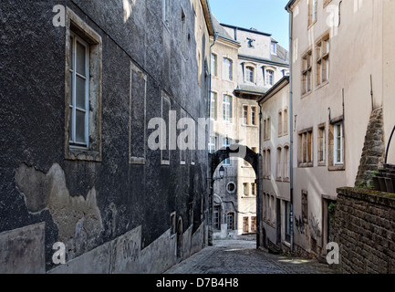 Strada di ciottoli nel centro storico della città di Lussemburgo Foto Stock