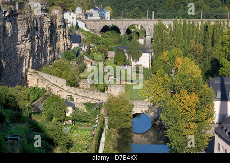 Vista dell'Alzette con giardini, Grund, città bassa, LUSSEMBURGO, Europa Foto Stock