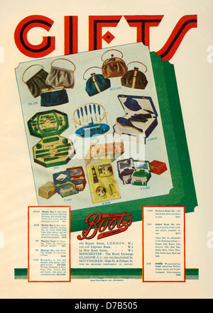 1928 annuncio per gli oggetti da regalo stivali, la farmacia di Nottingham, comprese manicure e set di spazzole, borse e una scatola di profumi Foto Stock