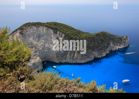 Vista della spiaggia di Navagio noto anche come naufragio Cove o Smugglers Bay, l'isola di Zante, Zante, la Grecia, l'Europa. Foto Stock