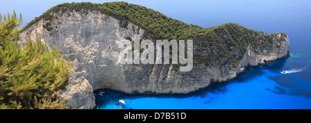 Vista della spiaggia di Navagio noto anche come naufragio Cove o Smugglers Bay, l'isola di Zante, Zante, la Grecia, l'Europa. Foto Stock