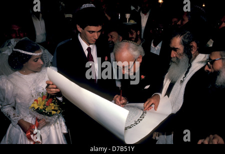 Testimonianza di firmare il Ketubah durante il matrimonio ebraico Foto Stock