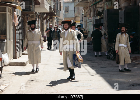 Hasidim in un vicolo di Mea Shearim, Gerusalemme Foto Stock