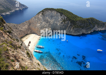 Vista della spiaggia di Navagio noto anche come naufragio Cove o Smugglers Bay, l'isola di Zante, Zante, la Grecia, l'Europa. Foto Stock