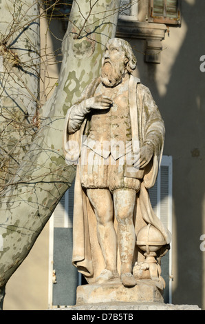 Statua o scultura di Astrologer Michel de Notradame o Nostradamus (1503-1566) che indossa l'abbigliamento medievale Salon-de-Provence Provenza Francia Foto Stock