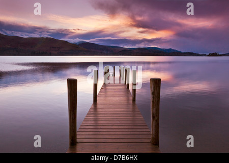 Traghetto fase di atterraggio sulla Derwent Water al tramonto Borrowdale Near Keswick Lake District Cumbria Inghilterra UK GB UK Europa Foto Stock