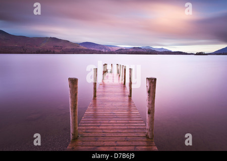 Traghetto fase di atterraggio sulla Derwent Water mattina presto Borrowdale Near Keswick Lake District Cumbria Inghilterra UK GB Europa Foto Stock