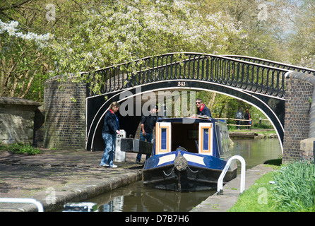 OXFORD, Regno Unito. Una barca stretta passando attraverso il blocco di Isis, che collega il fiume Tamigi con il canale di Oxford. 2013. Foto Stock