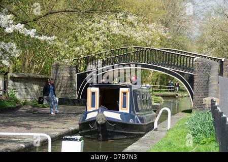 OXFORD, Regno Unito. Una barca stretta passando attraverso il blocco di Isis, che collega il fiume Tamigi con il canale di Oxford. 2013. Foto Stock