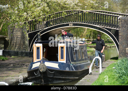 OXFORD, Regno Unito. Una barca stretta passando attraverso il blocco di Isis, che collega il fiume Tamigi con il canale di Oxford. 2013. Foto Stock